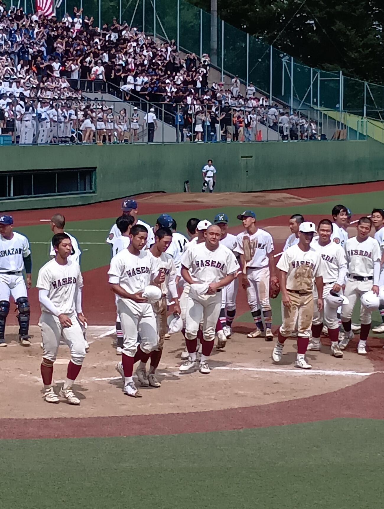 2年ぶりの甲子園を逃した早実ナインがグラウンドを引き揚げる