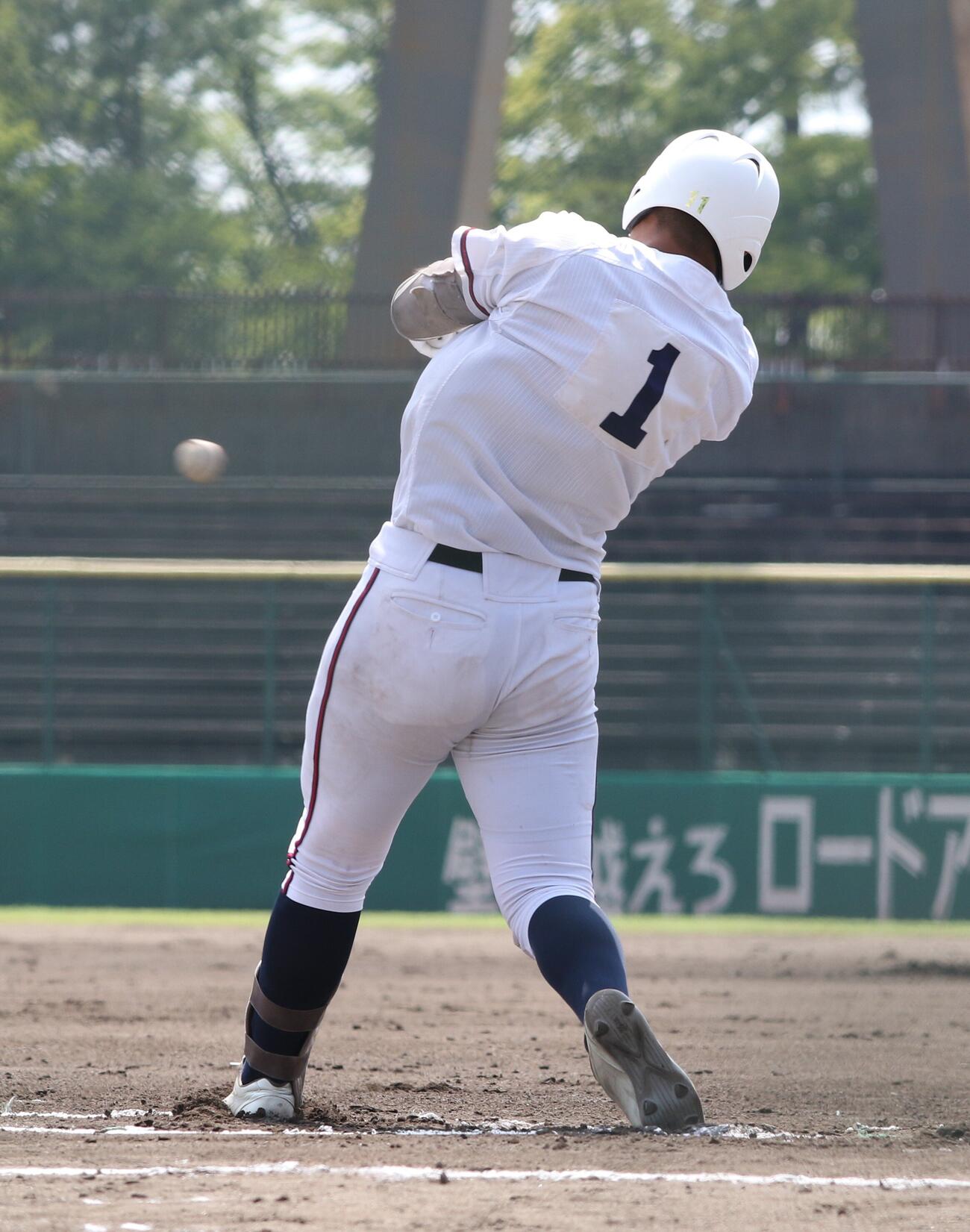 金沢商対日本航空石川　6回、遊撃への内野安打を放つ日本航空石川・保西雅則　（撮影・田島優大）