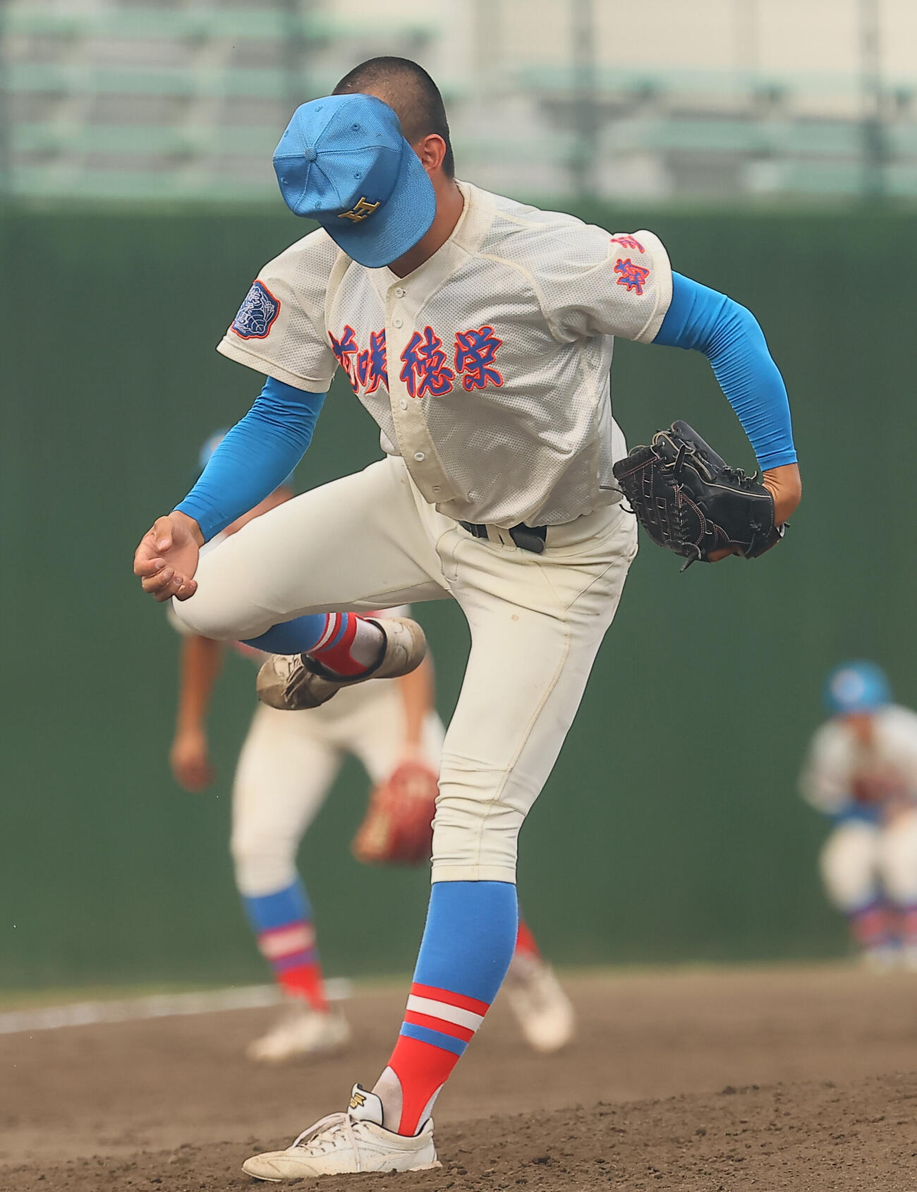 花咲徳栄対富士見　9回から登板し帽子を飛ばしながら力投する花咲徳栄の黒川凌大（撮影・水谷安孝）