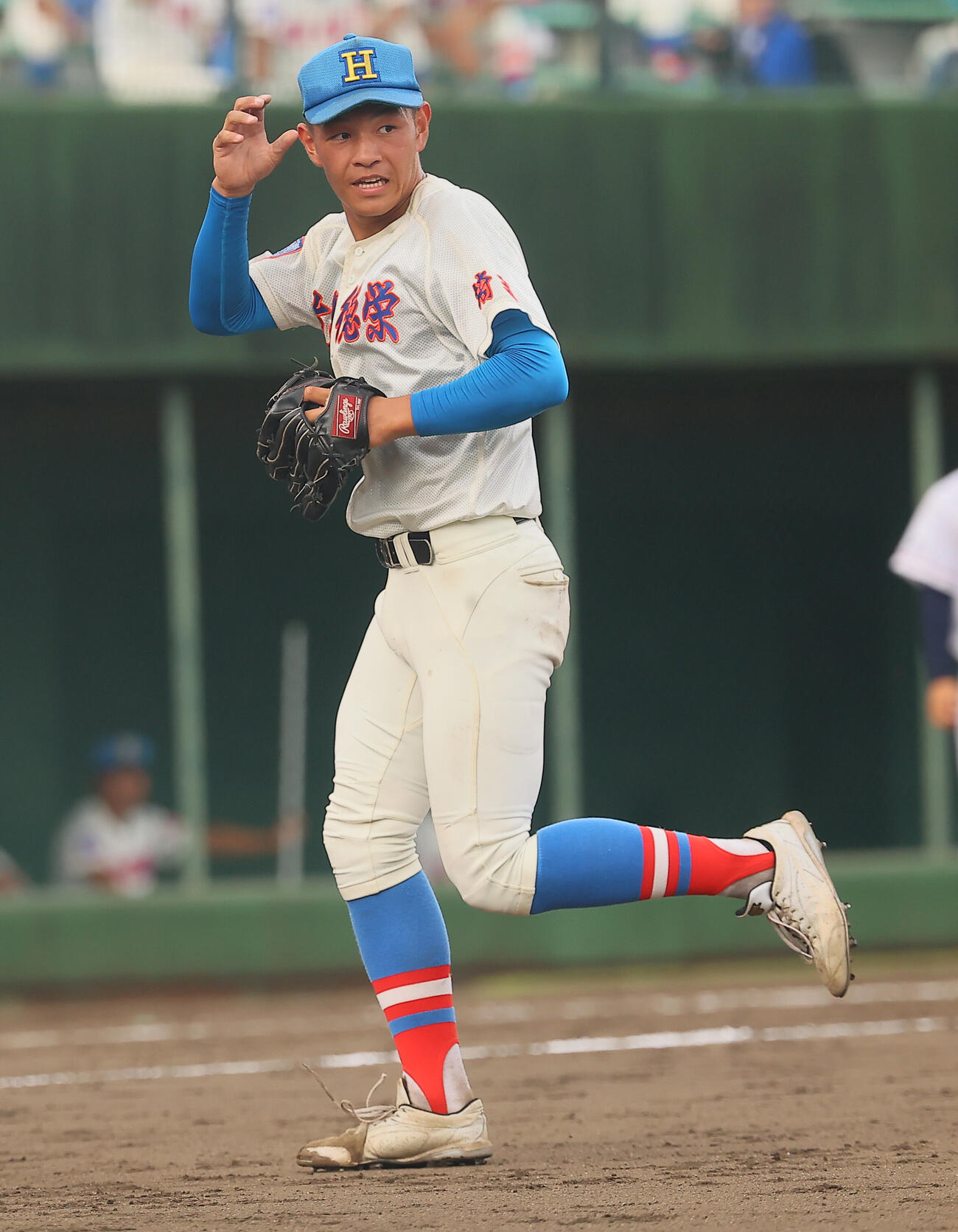 花咲徳栄対富士見　9回から登板しコールド勝ちを決めた花咲徳栄の黒川凌大は整列に向かう（撮影・水谷安孝）
