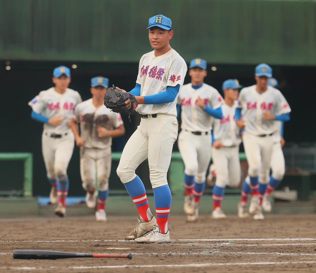 花咲徳栄対富士見　9回から登板しコールド勝ちを決めた花咲徳栄の黒川凌大は整列に向かう（撮影・水谷安孝）