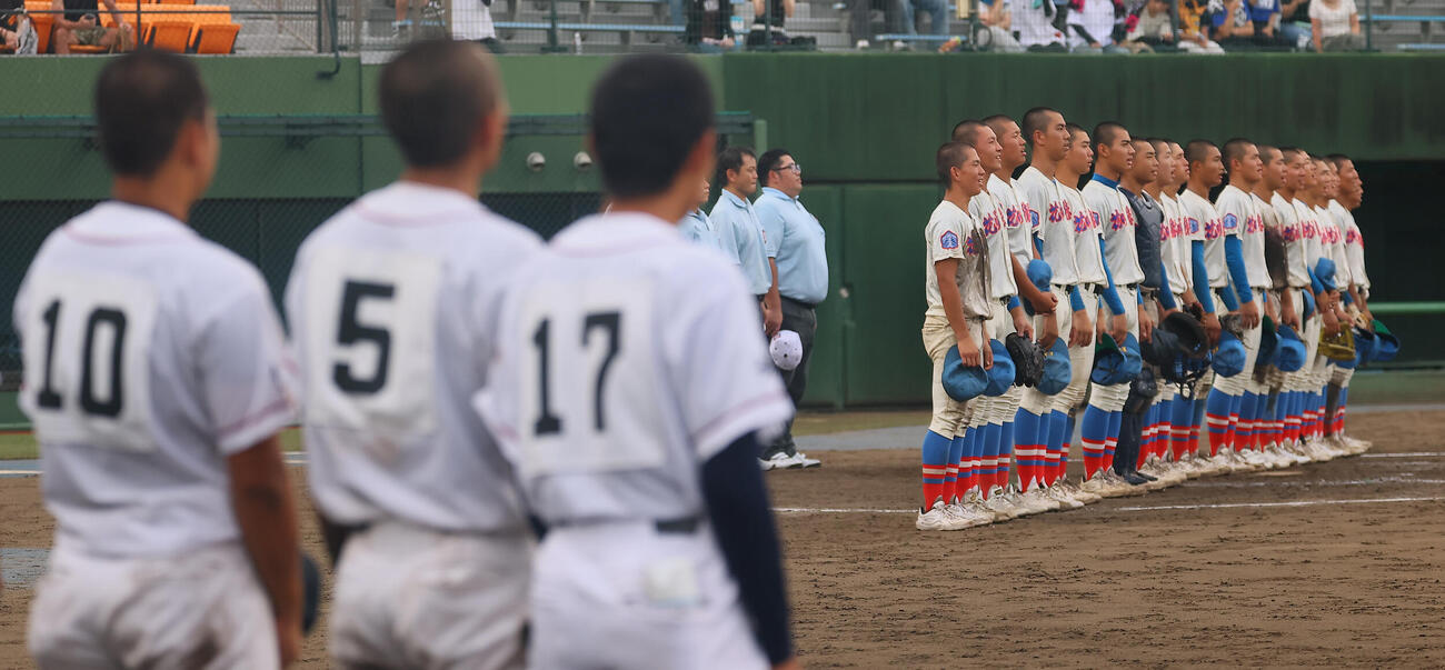花咲徳栄対富士見　コールド勝ちし校歌を歌う花咲徳栄ナイン（撮影・水谷安孝）