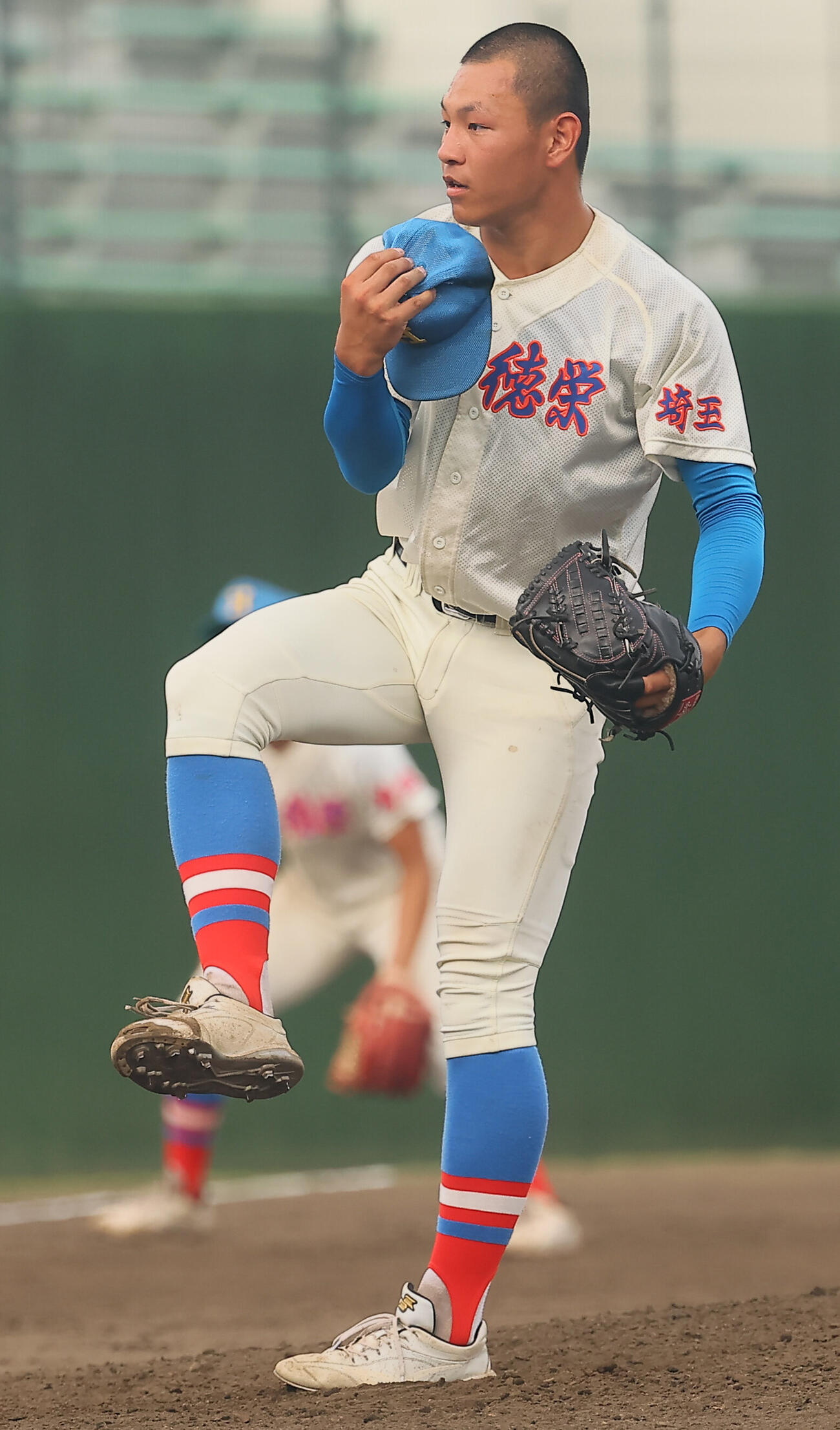 花咲徳栄対富士見　9回から登板し帽子を飛ばしながら力投する花咲徳栄の黒川凌大（撮影・水谷安孝）