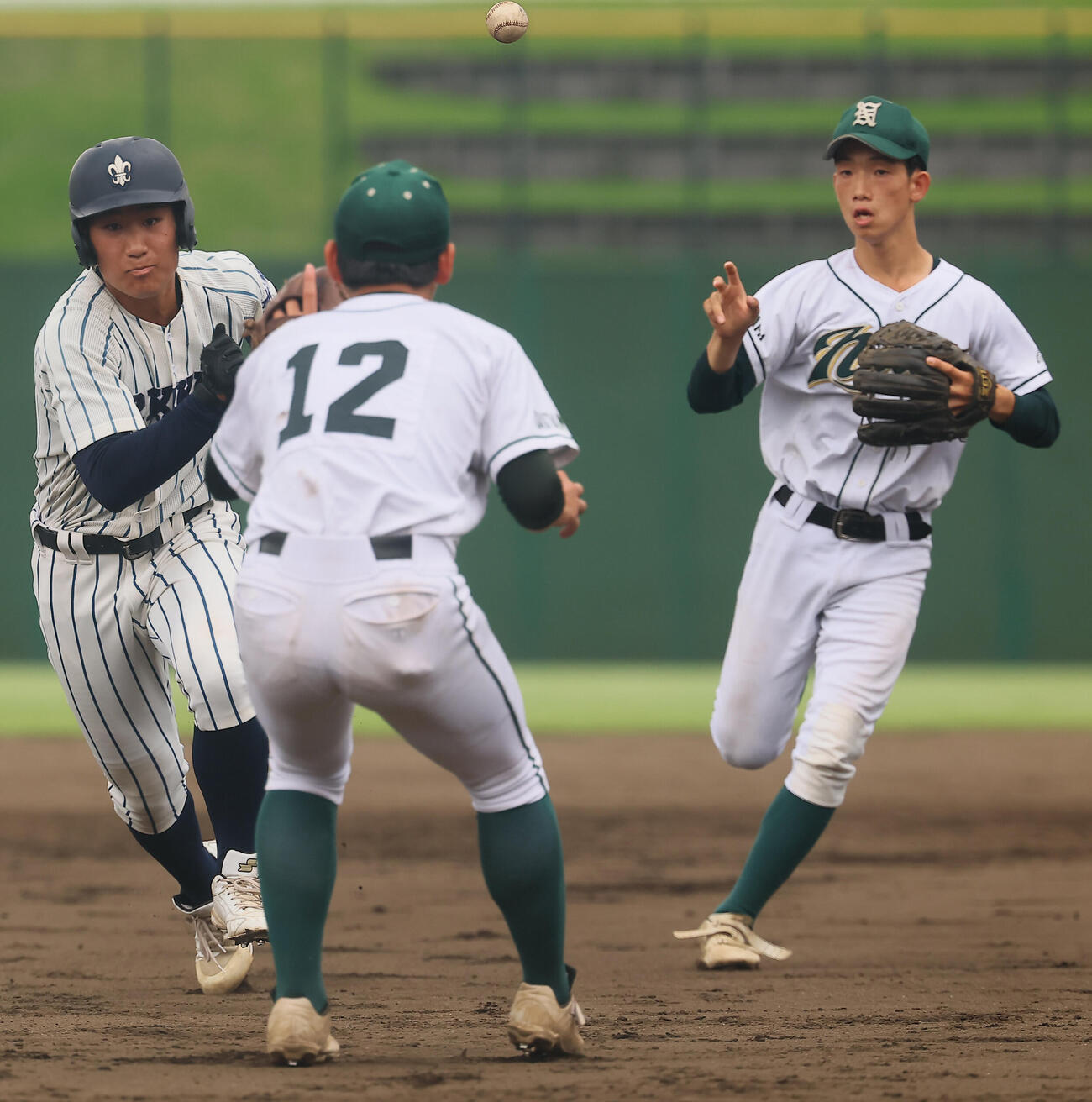 東農大三対立教新座　4回裏立教新座1死二塁、井上一龍の投ゴロで挟まれる梶川清貴