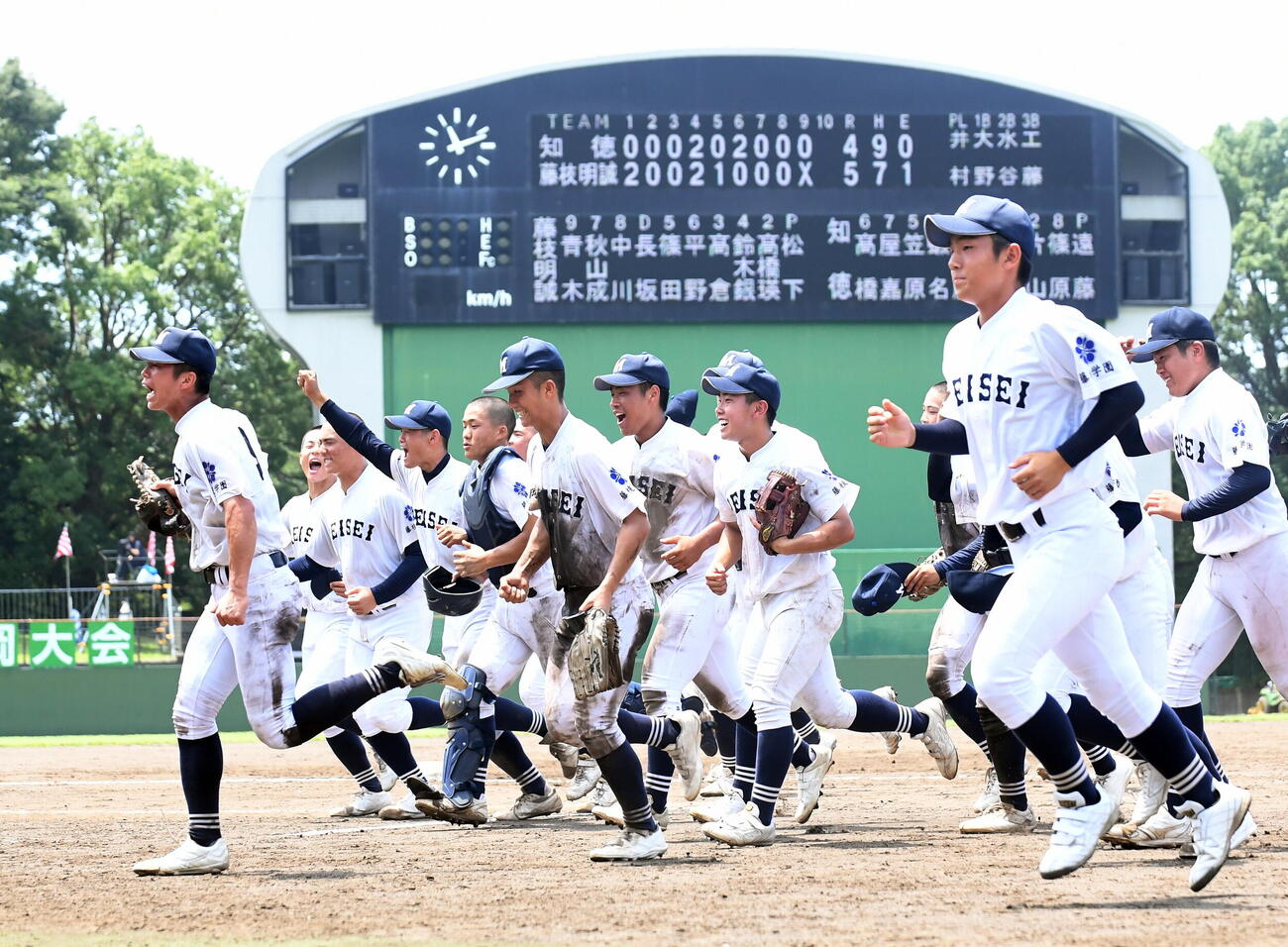 知徳対藤枝明誠　試合後、応援席に笑顔であいさつに向かう藤枝明誠の選手たち（撮影・前田和哉）