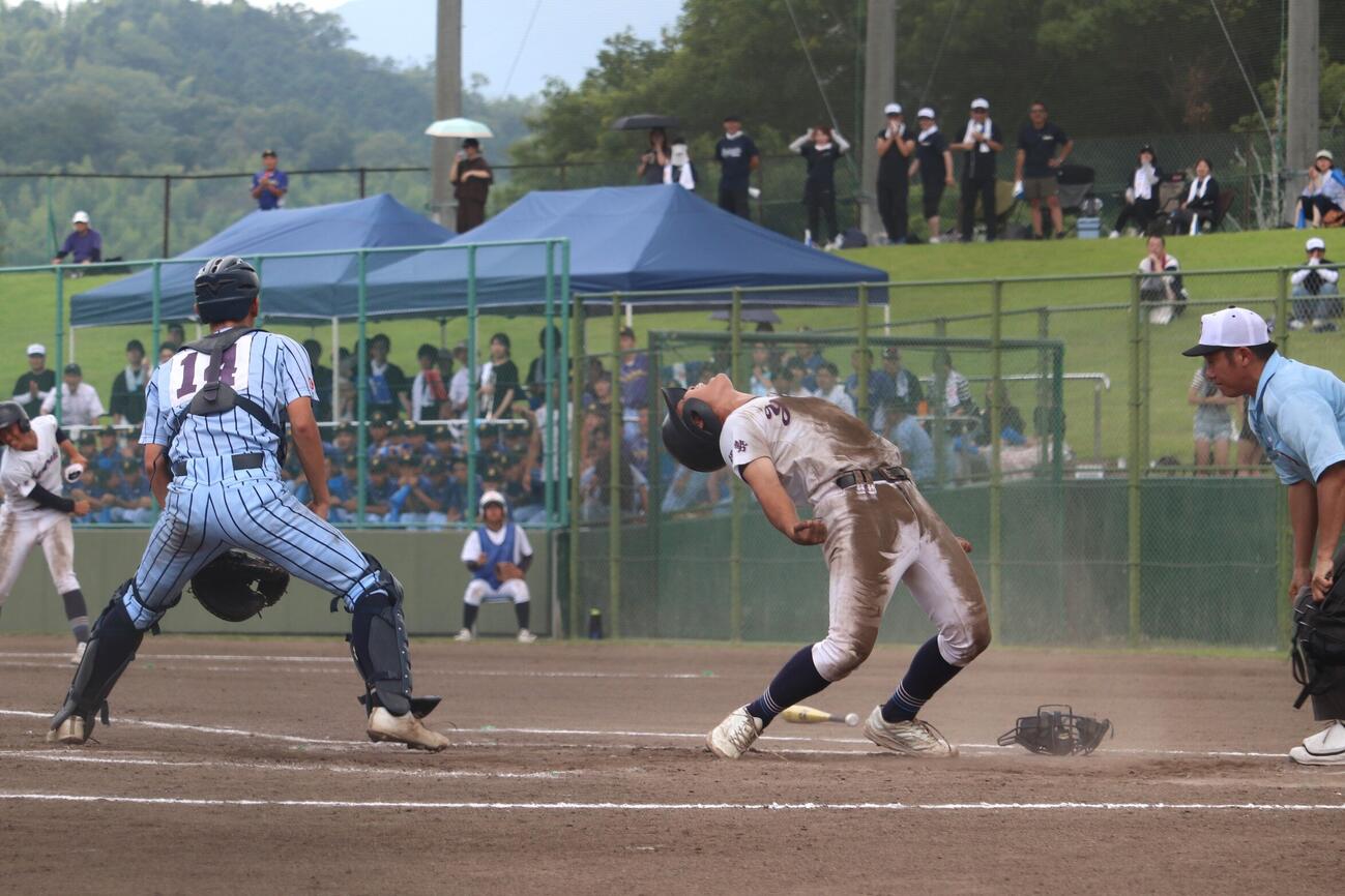 宇治山田商対昴学園　延長10回タイブレークの末にサヨナラスクイズで勝利した、宇治山田商（撮影・中島麗）