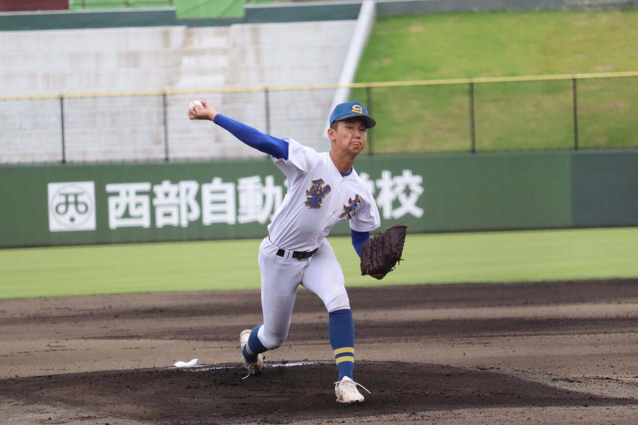 聖光学院対帝京安積　先発し4回無失点と好投した聖光学院・松本