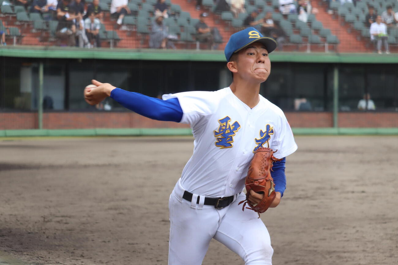 聖光学院対帝京安積　登板準備をする聖光学院・池田翔馬