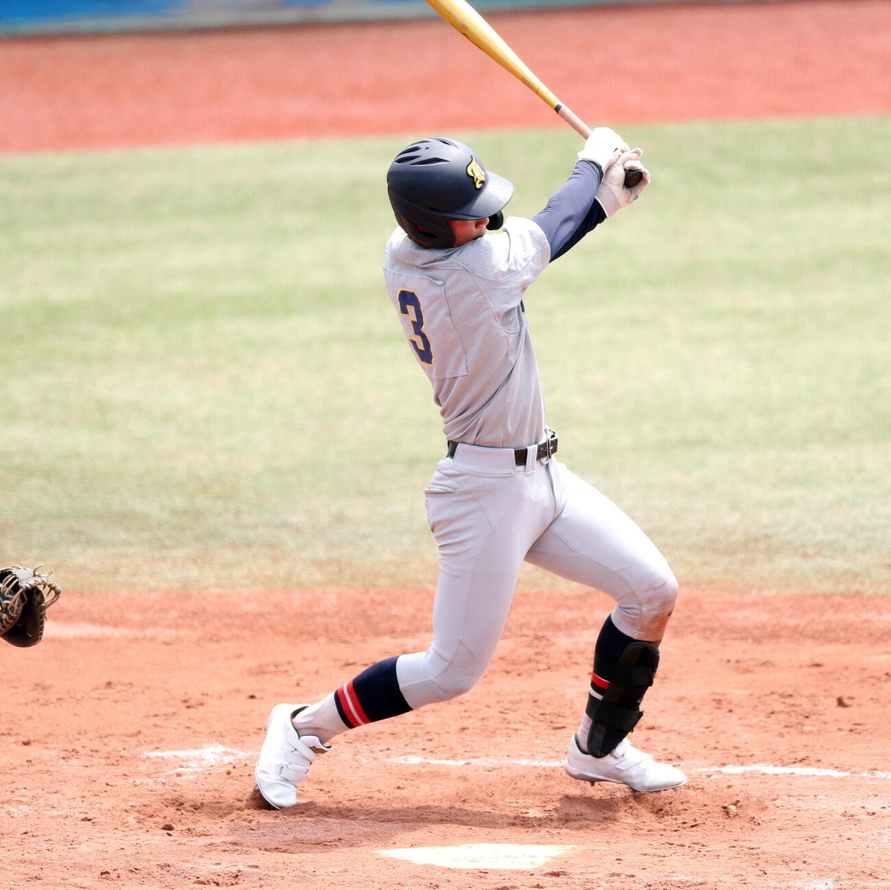 仙台育英対登米総合産　2回無死走者なし、内野安打を放つ仙台育英・小久保颯弥（撮影・木村有優）