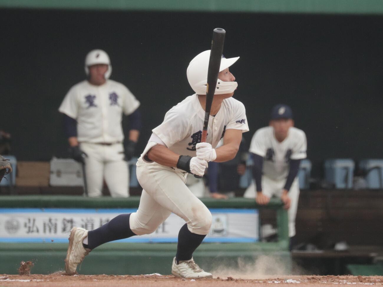 下山学園対弘前学院聖愛　1回、先制の内野安打を放つ弘前学院聖愛・田崎光太郎主将（撮影・高橋香奈）