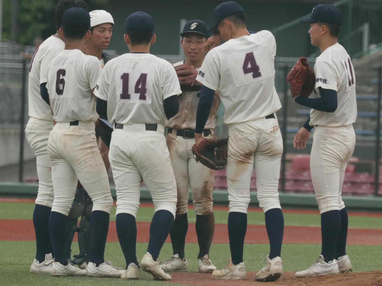 下山学園対弘前学院聖愛　ピンチの場面でマウンドに集まる弘前学院聖愛ナイン、右から3番目が田崎光太郎主将（撮影・高橋香奈）