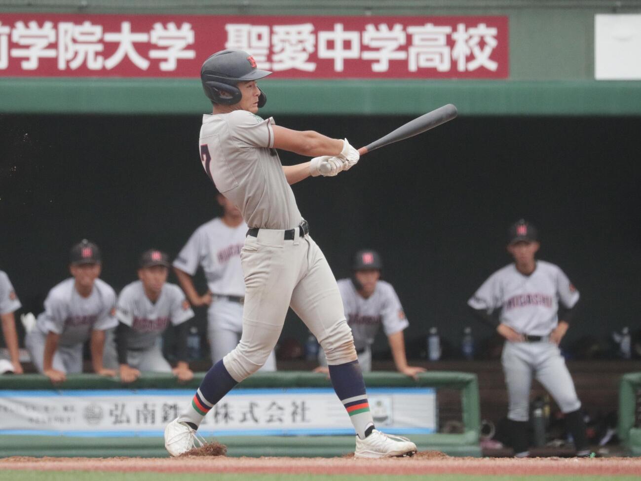 弘前東対八戸工大一　8回1死二塁、勝ち越しの中前打適時打を放つ八戸工大一・工藤魁瑛外野手（撮影・高橋香奈）