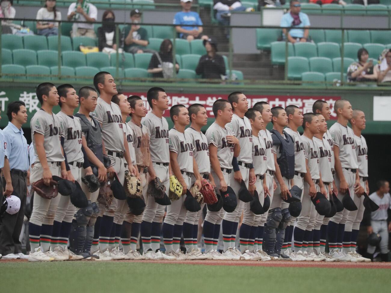 弘前東対八戸工大一　勝利をあげ校歌を歌う八戸工大一ナイン（撮影・高橋香奈）