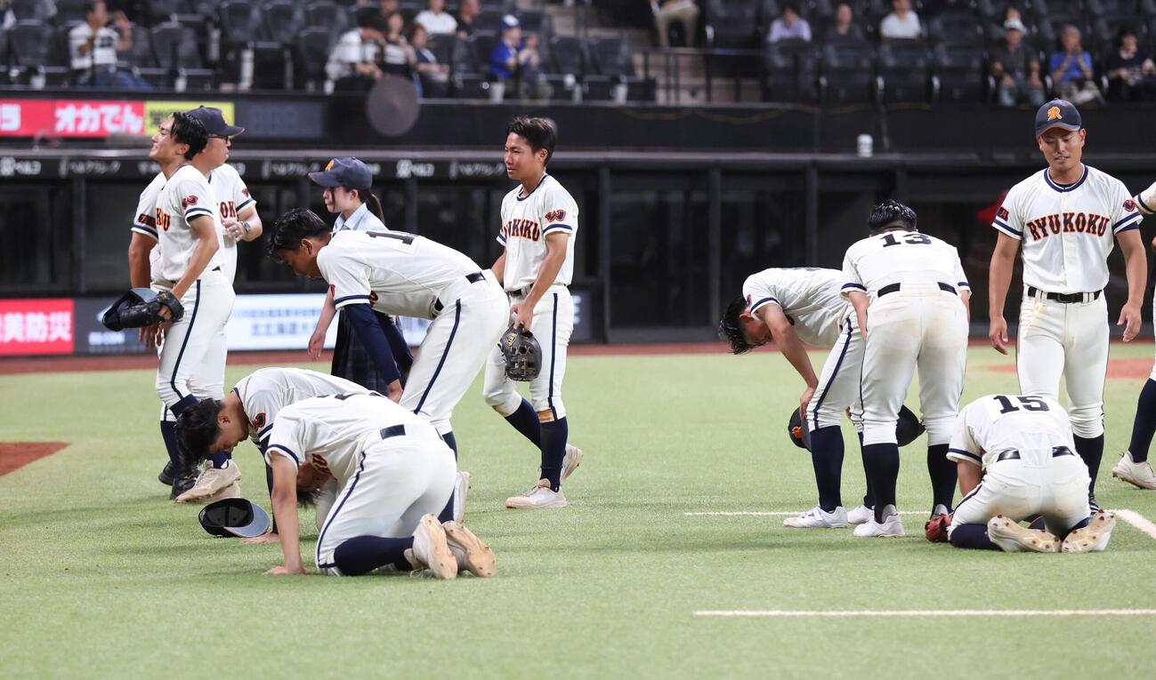 旭川龍谷対クラーク記念国際　サヨナラ負けし肩を落とす旭川龍谷ナイン（撮影・黒川智章）