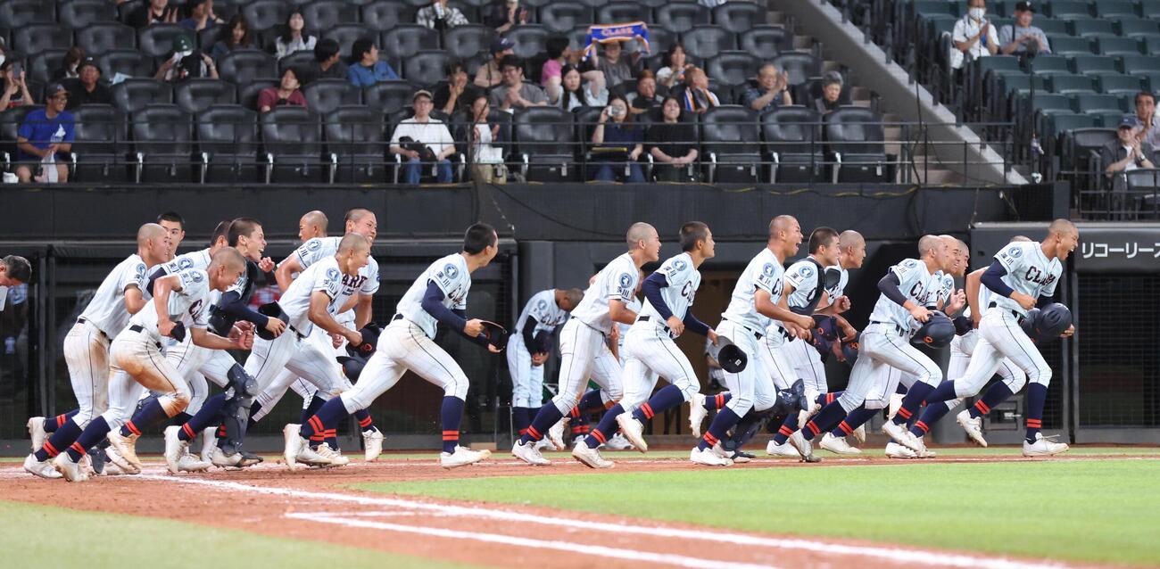旭川龍谷対クラーク記念国際　決勝進出を決めスタンドに向かって走りだすクラーク記念国際（撮影・黒川智章）