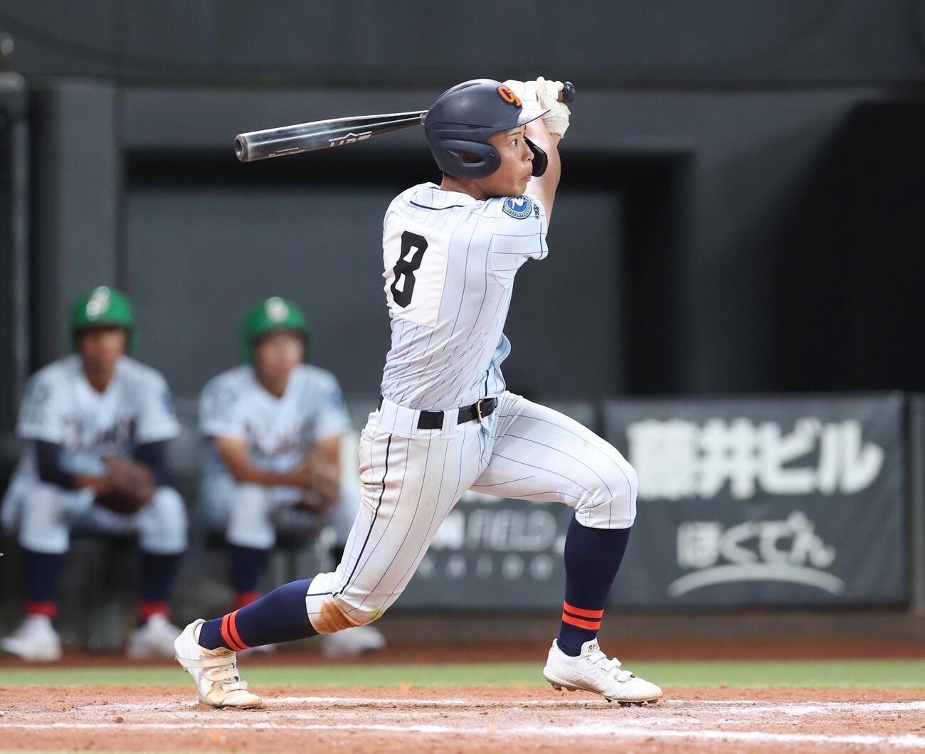 旭川龍谷対クラーク記念国際　11回裏クラーク記念国際2死二、三塁、2点適時三塁打を放つ新川悠真（撮影・黒川智章）