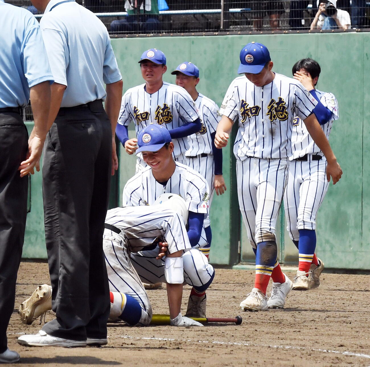 知徳対藤枝明誠　試合に敗れ、崩れ落ちる仲間を支える知徳・渡辺（中央）