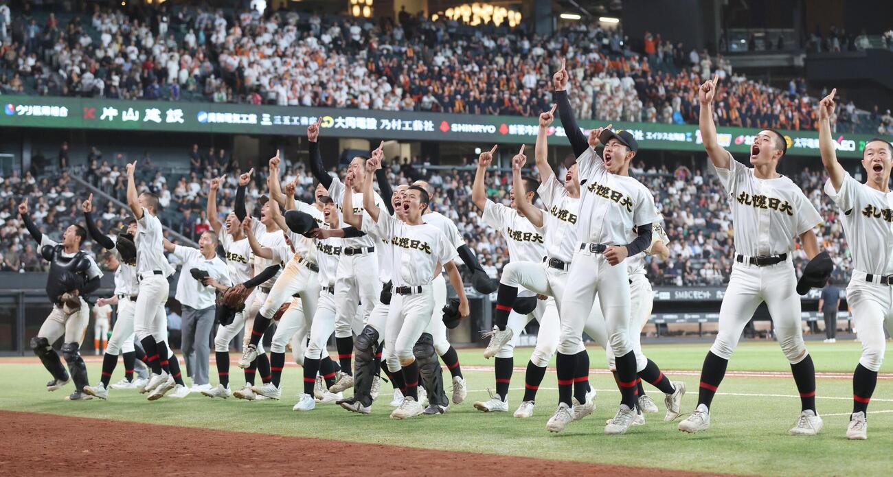 北海道栄対札幌日大　決勝進出を決め喜ぶ札幌日大ナイン（撮影・黒川智章）