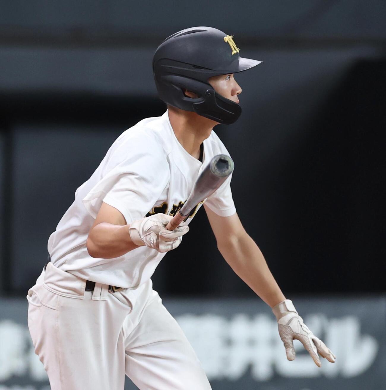 北海道栄対札幌日大　7回裏札幌日大2死一、三塁、適時打を放つ小森桜暉（撮影・黒川智章）