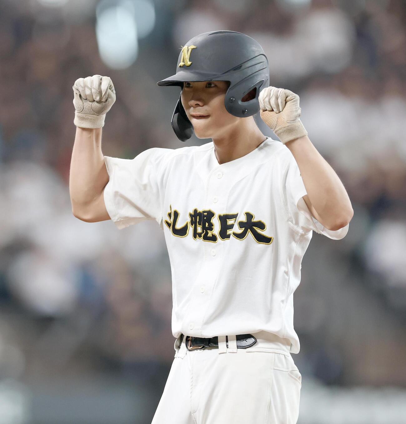 北海道栄対札幌日大　7回裏札幌日大2死一、三塁、適時打を放ちガッツポーズの小森桜暉（撮影・黒川智章）