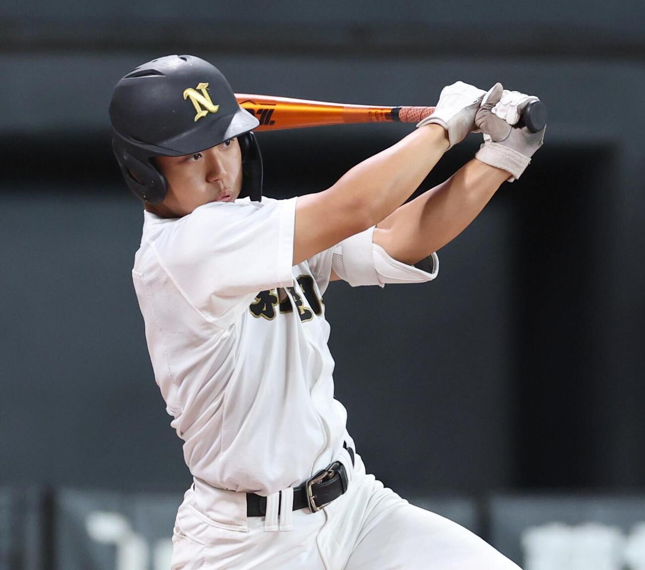 北海道栄対札幌日大　7回裏札幌日大2死一、三塁、適時打を放つ星野穣一郎（撮影・黒川智章）