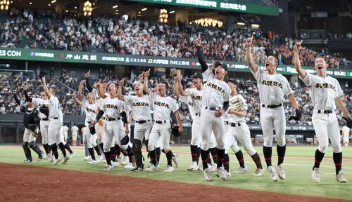 北海道栄対札幌日大 決勝進出を決め喜ぶ札幌日大ナイン(撮影・黒川智章)