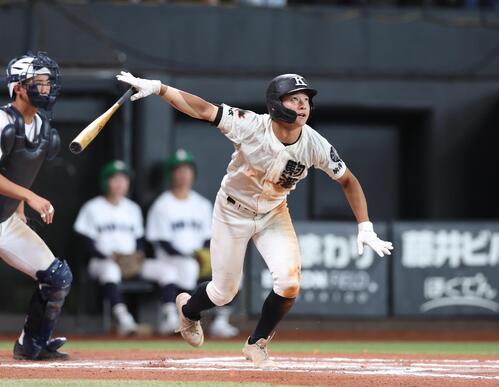 駒大苫小牧対北海 6回表駒大苫小牧1死、本塁打を放つ川口奨真(撮影・黒川智章)