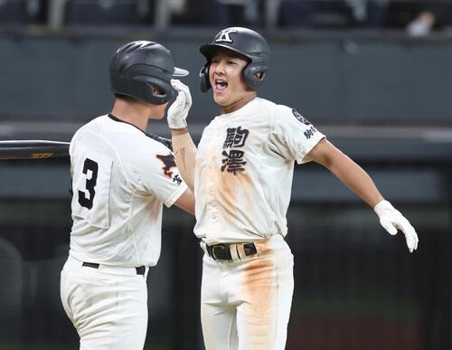 駒大苫小牧対北海 6回表駒大苫小牧1死、本塁打を放ち笑顔で生還する川口奨真(撮影・黒川智章)