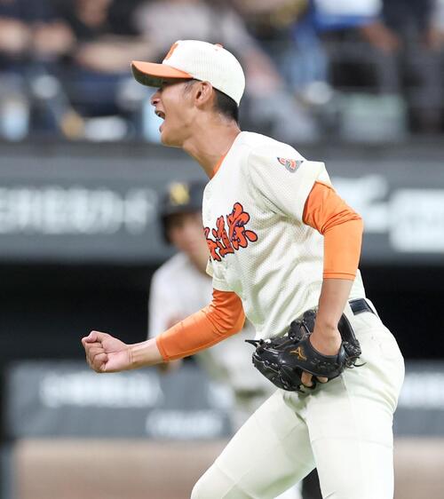 北海道栄対札幌日大 2回裏、無失点に抑えガッツポーズの北海道栄・日野伸一郎(撮影・黒川智章)