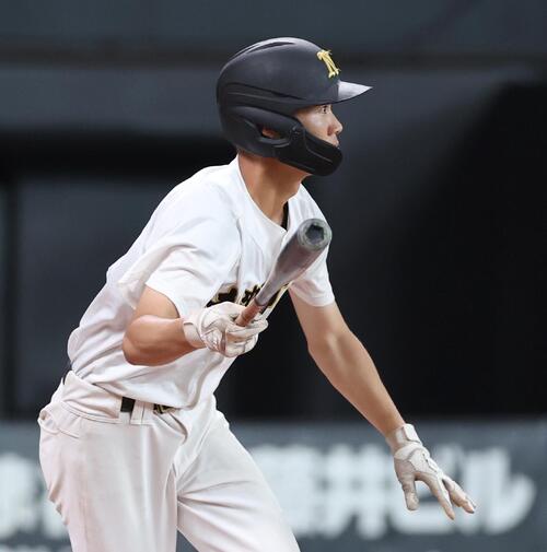 北海道栄対札幌日大 7回裏札幌日大2死一、三塁、適時打を放つ小森桜暉(撮影・黒川智章)