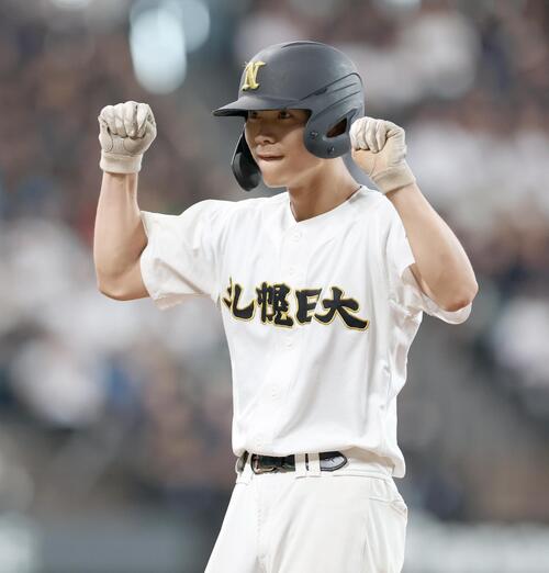 北海道栄対札幌日大 7回裏札幌日大2死一、三塁、適時打を放ちガッツポーズの小森桜暉(撮影・黒川智章)