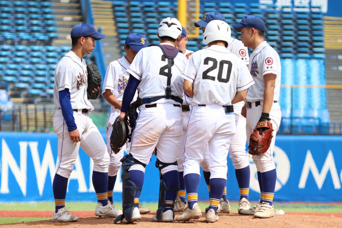 高校野球東東京大会5回戦　郁文館対淑徳　マウンドに集まる淑徳の選手たち（撮影・栗林真菜）