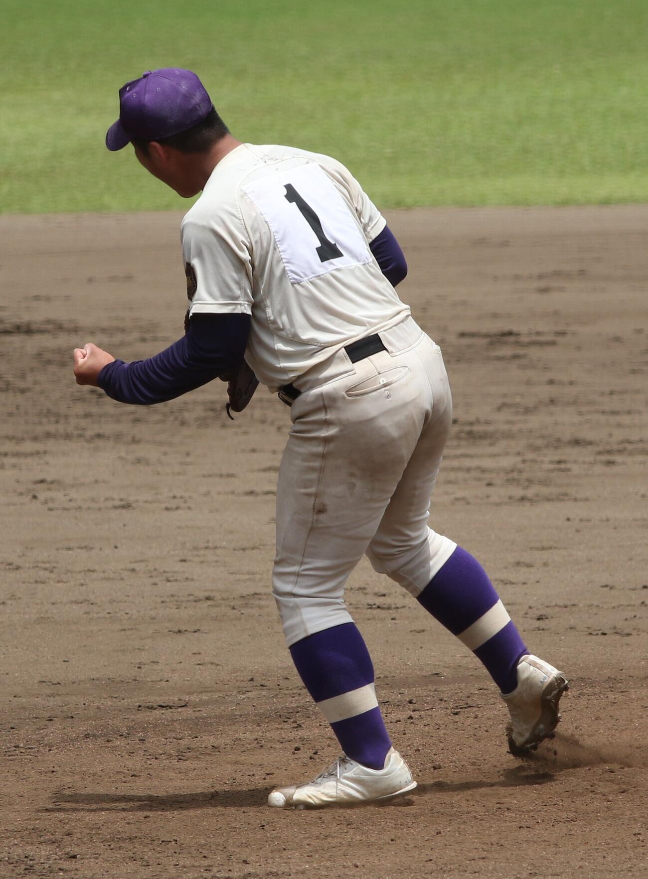 国学院久我山対明大八王子　最後の打者を三振に抑え吠える明大八王子・高橋僚