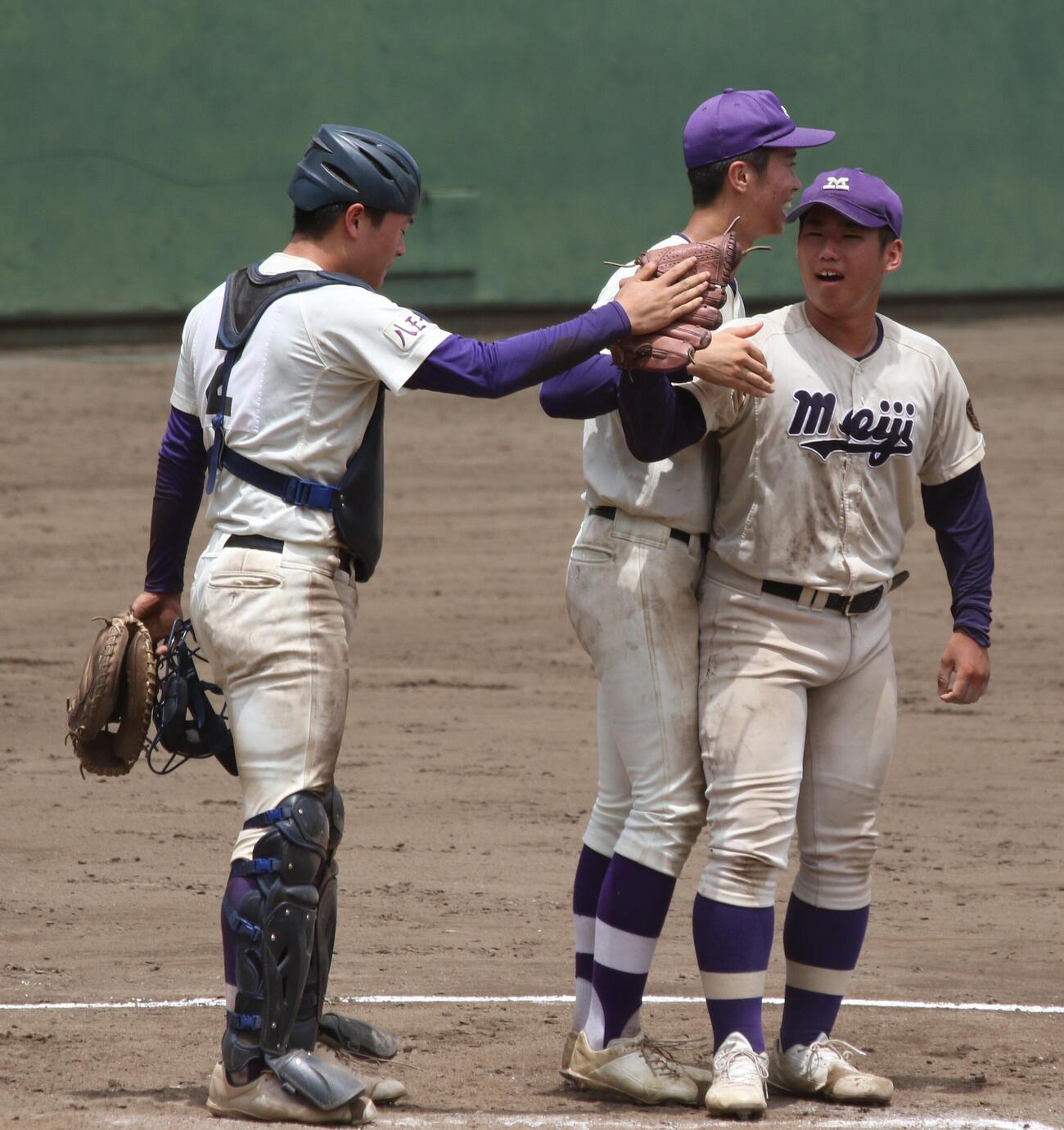 国学院久我山対明大八王子　試合終了後、仲間に迎えられる明大八王子・高橋僚（右）