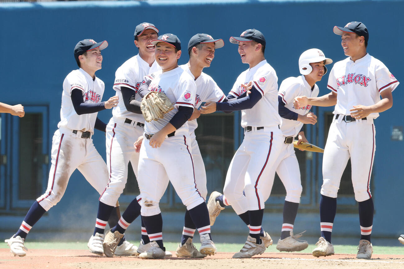 目黒日大対成立学園　準々決勝進出を決め喜ぶ目黒日大の選手たち（撮影・宮地輝）