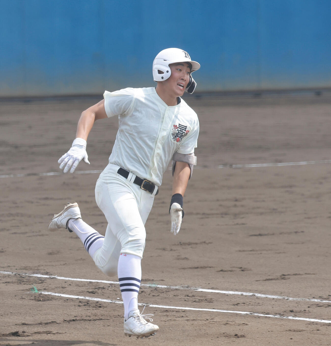工学院大付対日大三　2回裏日大三2死一、二塁、適時二塁打を放つ日大三・森山桜大（撮影・山本朝陽）