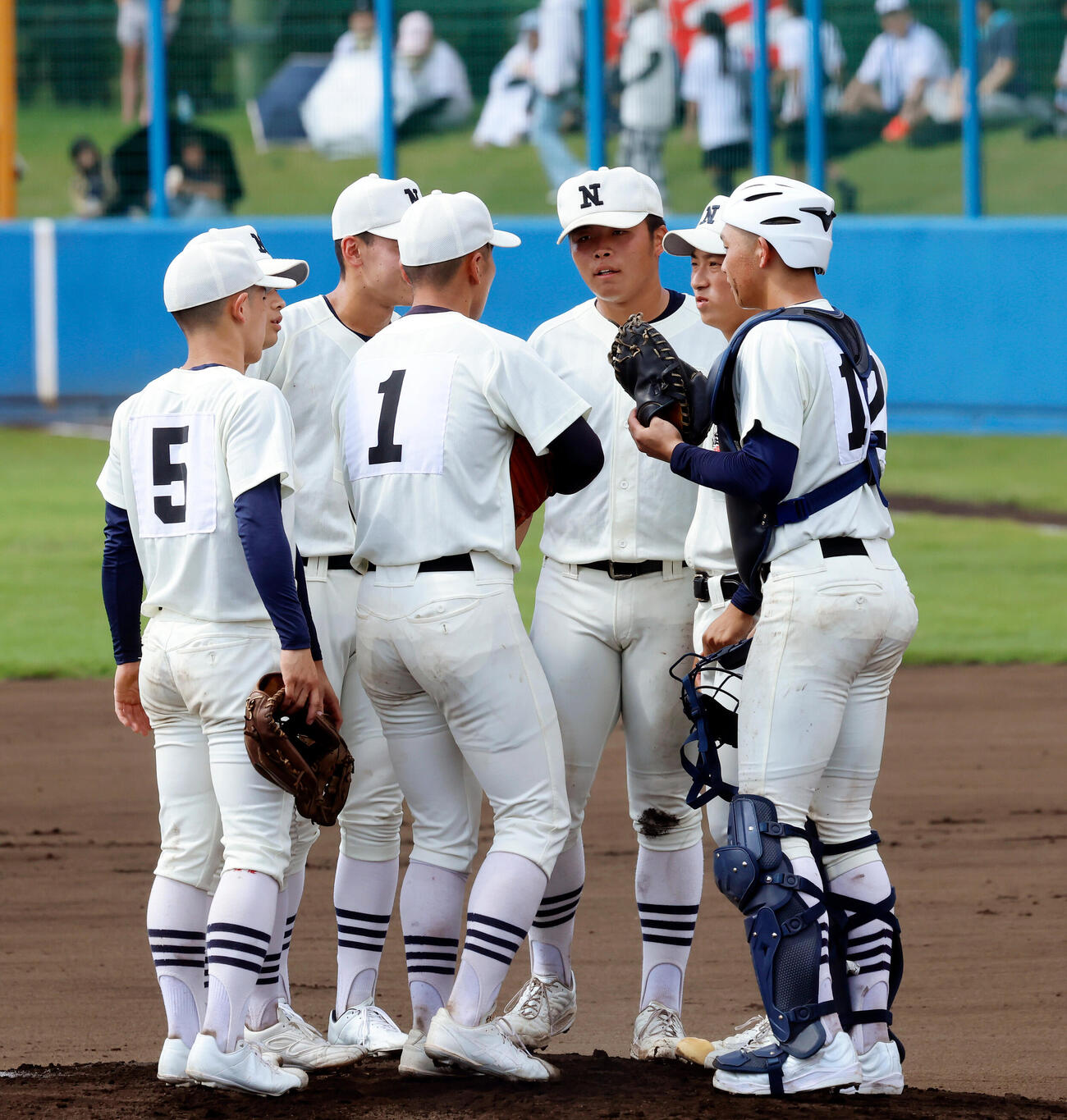工学院大付対日大三　1回表工学院大付無死一、二塁、ピンチを迎えマウンドに集まる日大三ナイン（撮影・山本朝陽）
