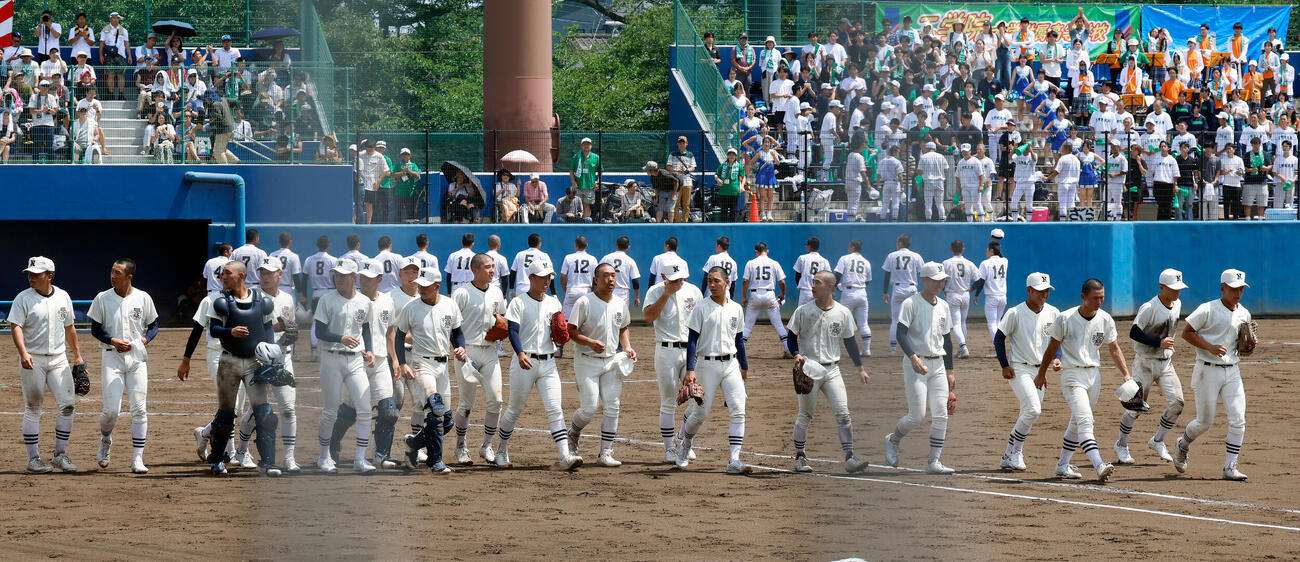 工学院大付対日大三　工学院大付を下した日大三ナイン（撮影・山本朝陽）