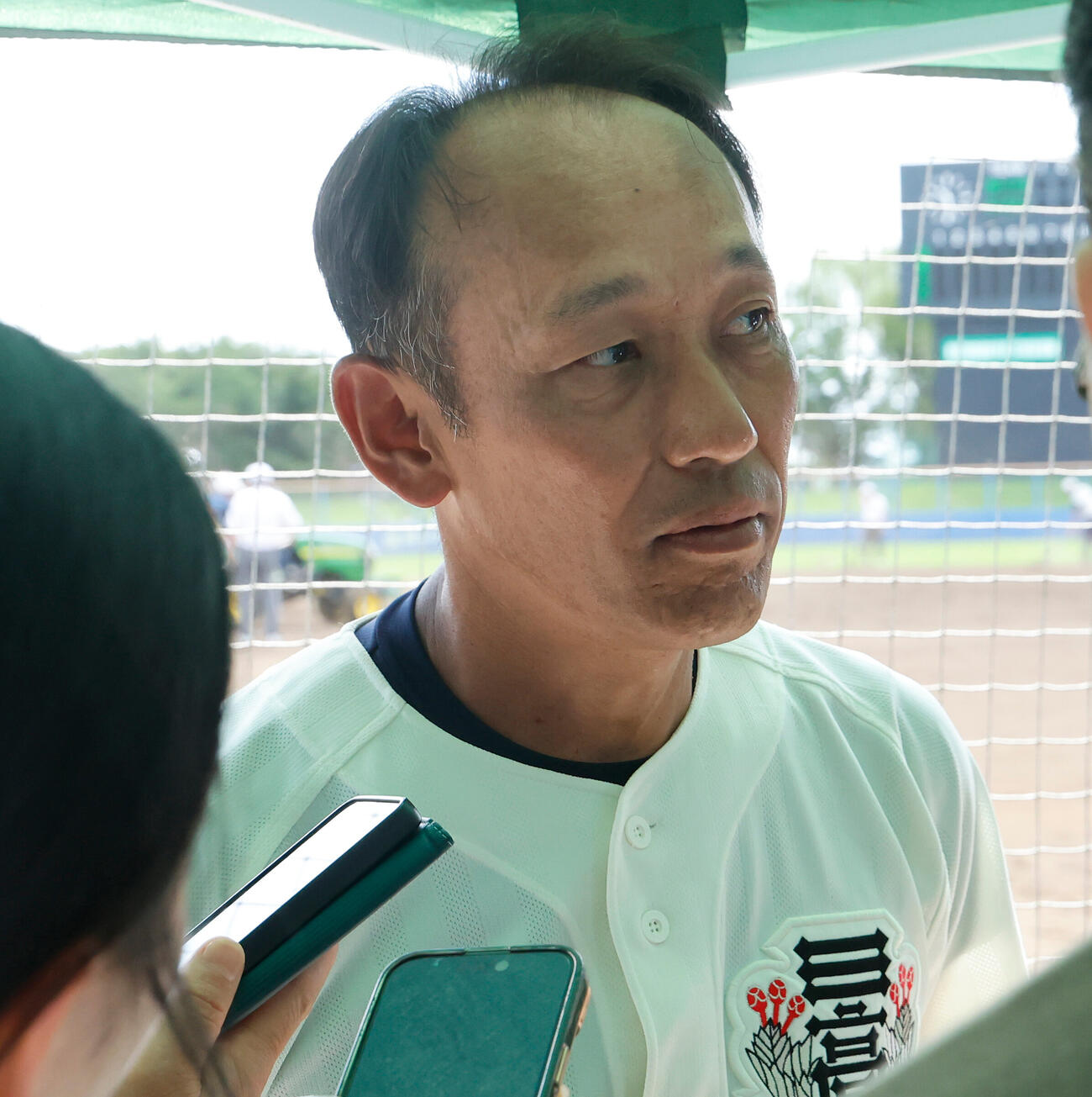 工学院大付対日大三　囲み取材に応じる日大三・三木有造監督（撮影・山本朝陽）