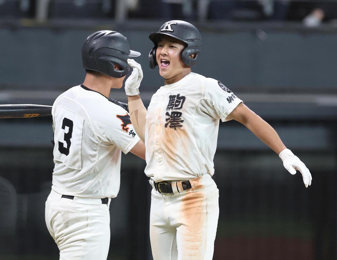 駒大苫小牧対北海　6回表駒大苫小牧1死、本塁打を放ち笑顔で生還する川口奨真（撮影・黒川智章）