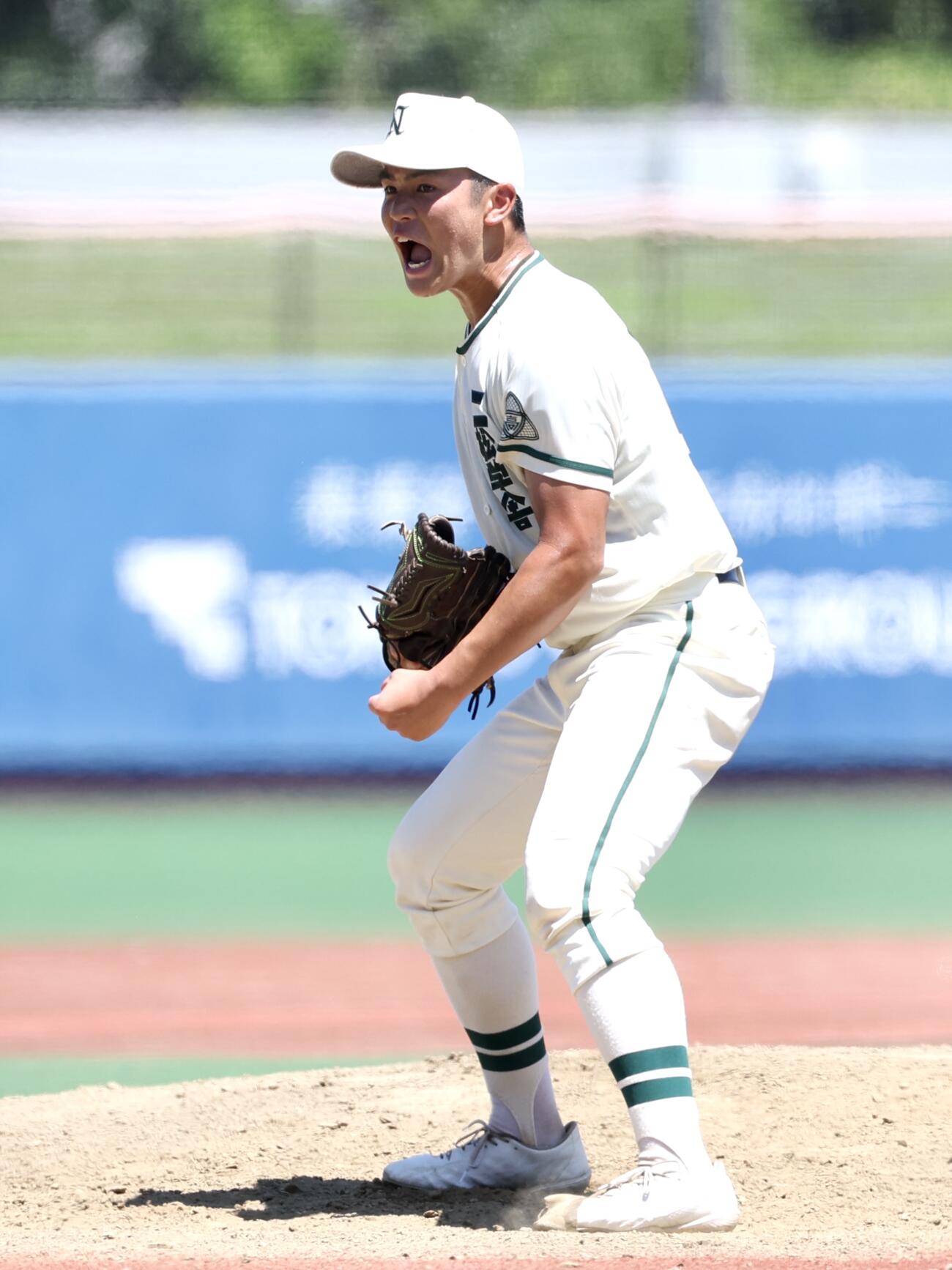 岩倉対二松学舎大付　3回表岩倉1死、西尾友希から空振り三振を奪い雄たけびを上げる川島連十（撮影・宮地輝）