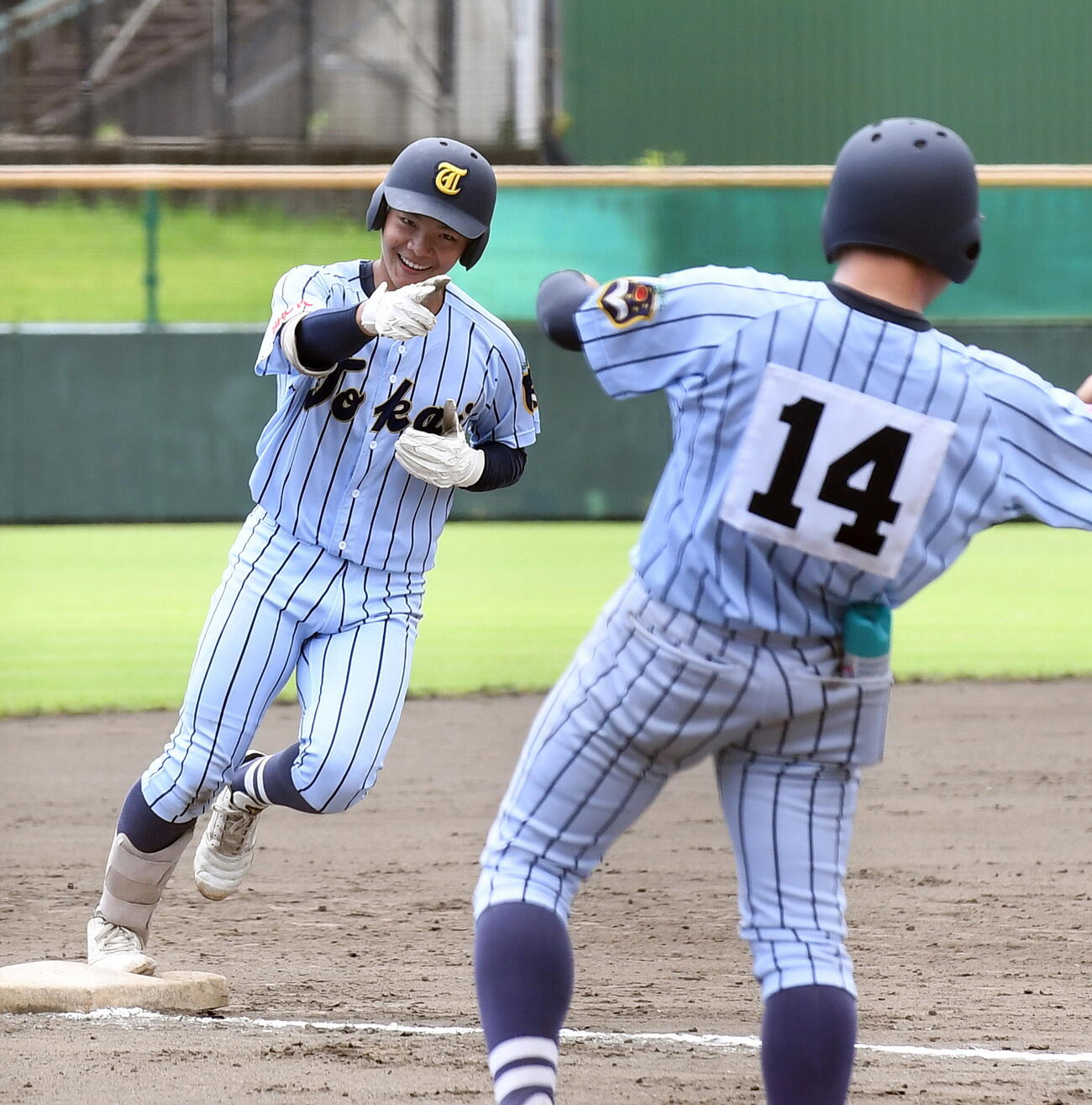 清水桜が丘対東海大静岡翔洋　8回、右超えにソロ本塁打を放ち笑顔でダイヤモンドを回る東海大静岡翔洋・伏見響（撮影・前田和哉）