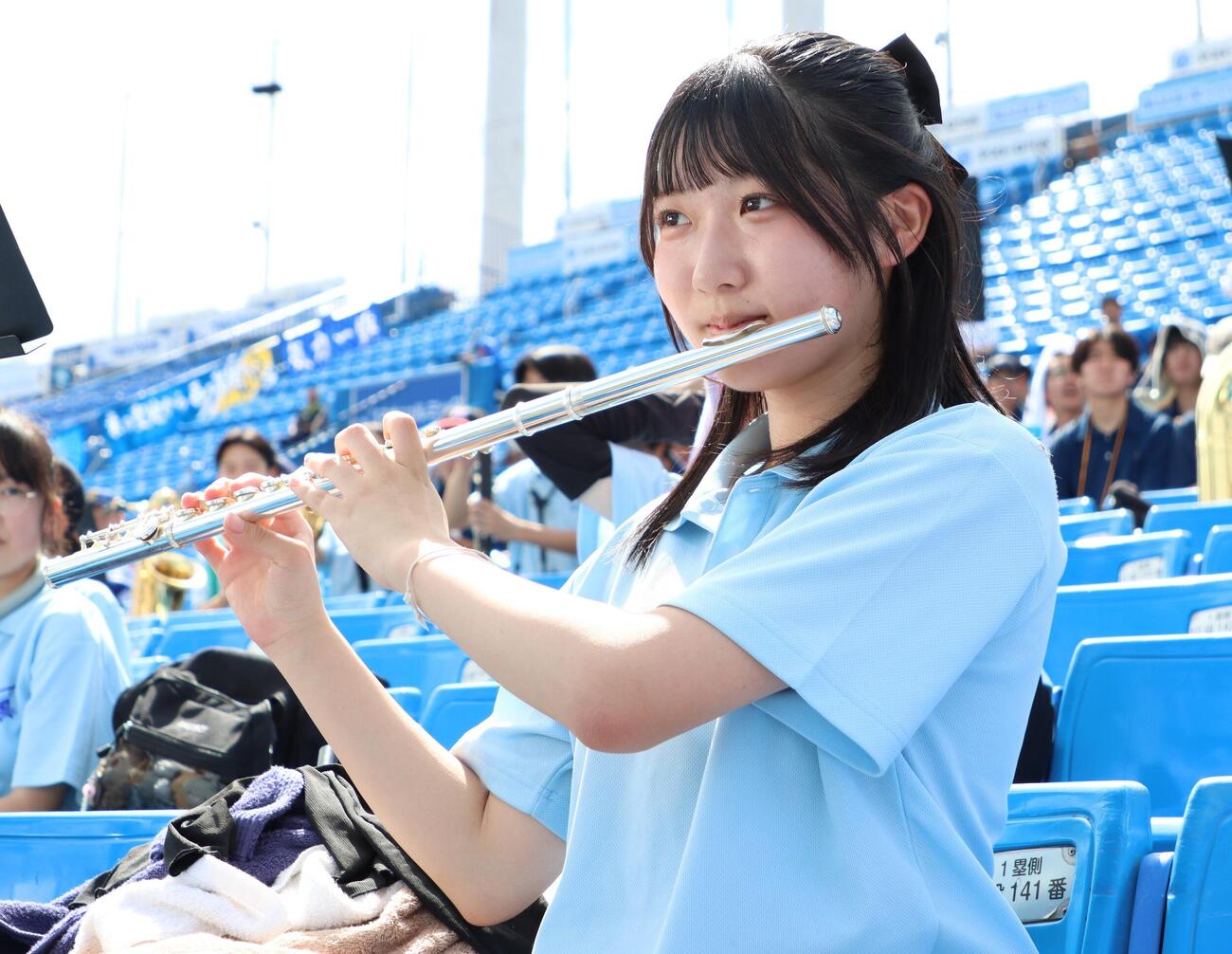 高校野球東東京大会　5回戦　郁文館対淑徳　フルートを演奏する淑徳の吹奏楽部・中村春日（撮影・栗林真菜）
