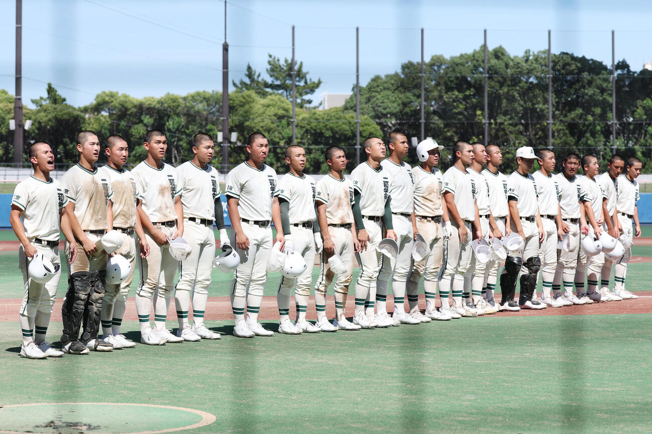 岩倉対二松学舎大付　準々決勝進出を決め応援席にあいさつする二松学舎大付の選手たち（撮影・宮地輝）