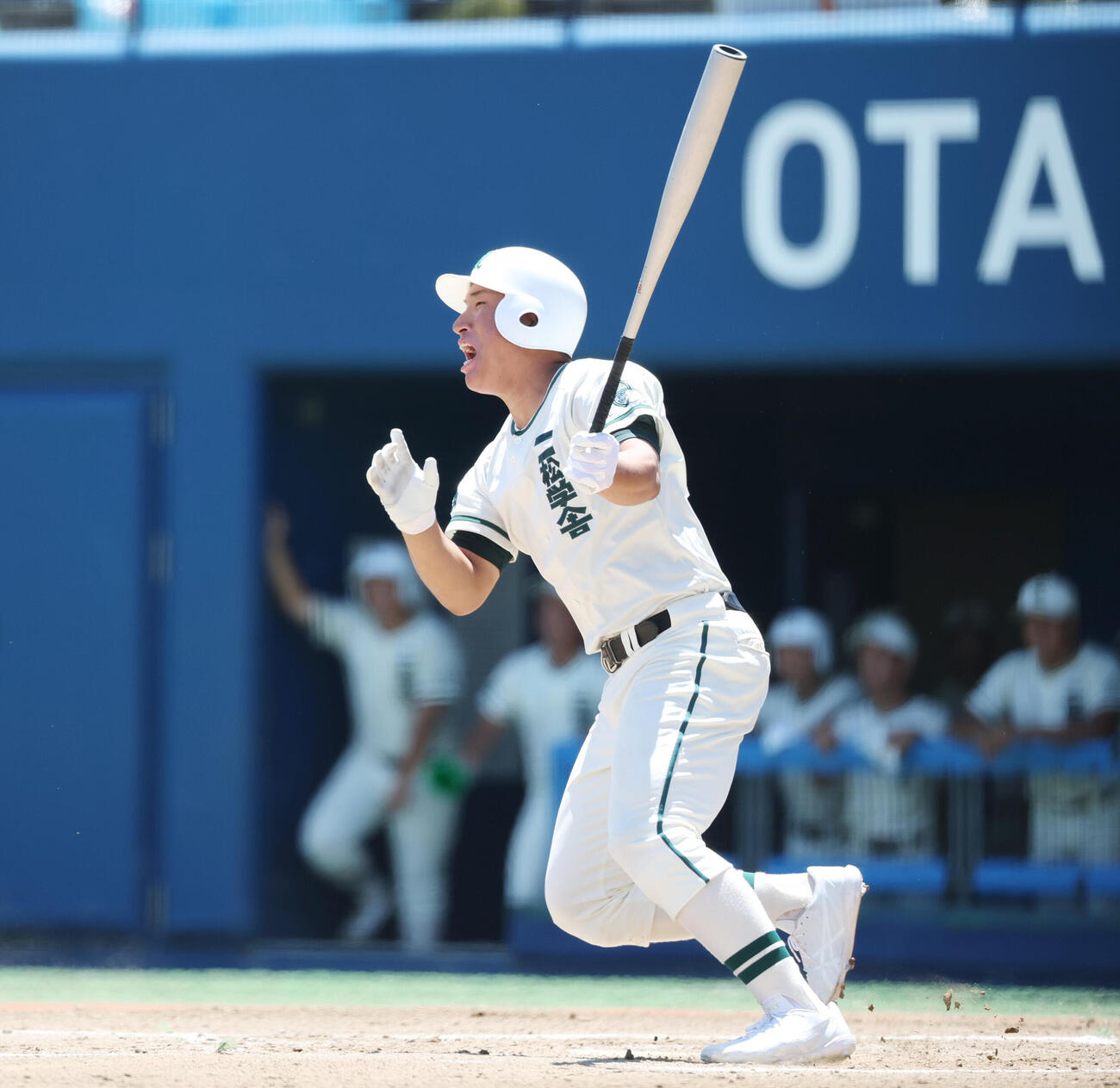 岩倉対二松学舎大付　1回裏二松学舎大付1死満塁、適時打を放つ福和田啓太（撮影・宮地輝）