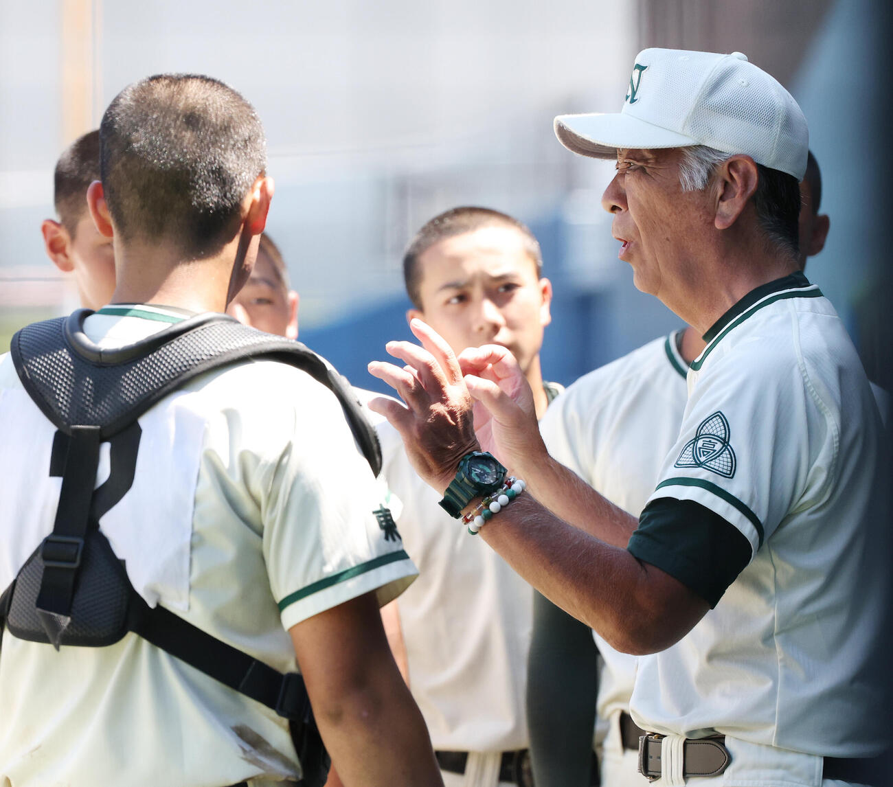 岩倉対二松学舎大付　3回裏、選手たちに声をかける二松学舎大付・市原勝人監督（撮影・宮地輝）