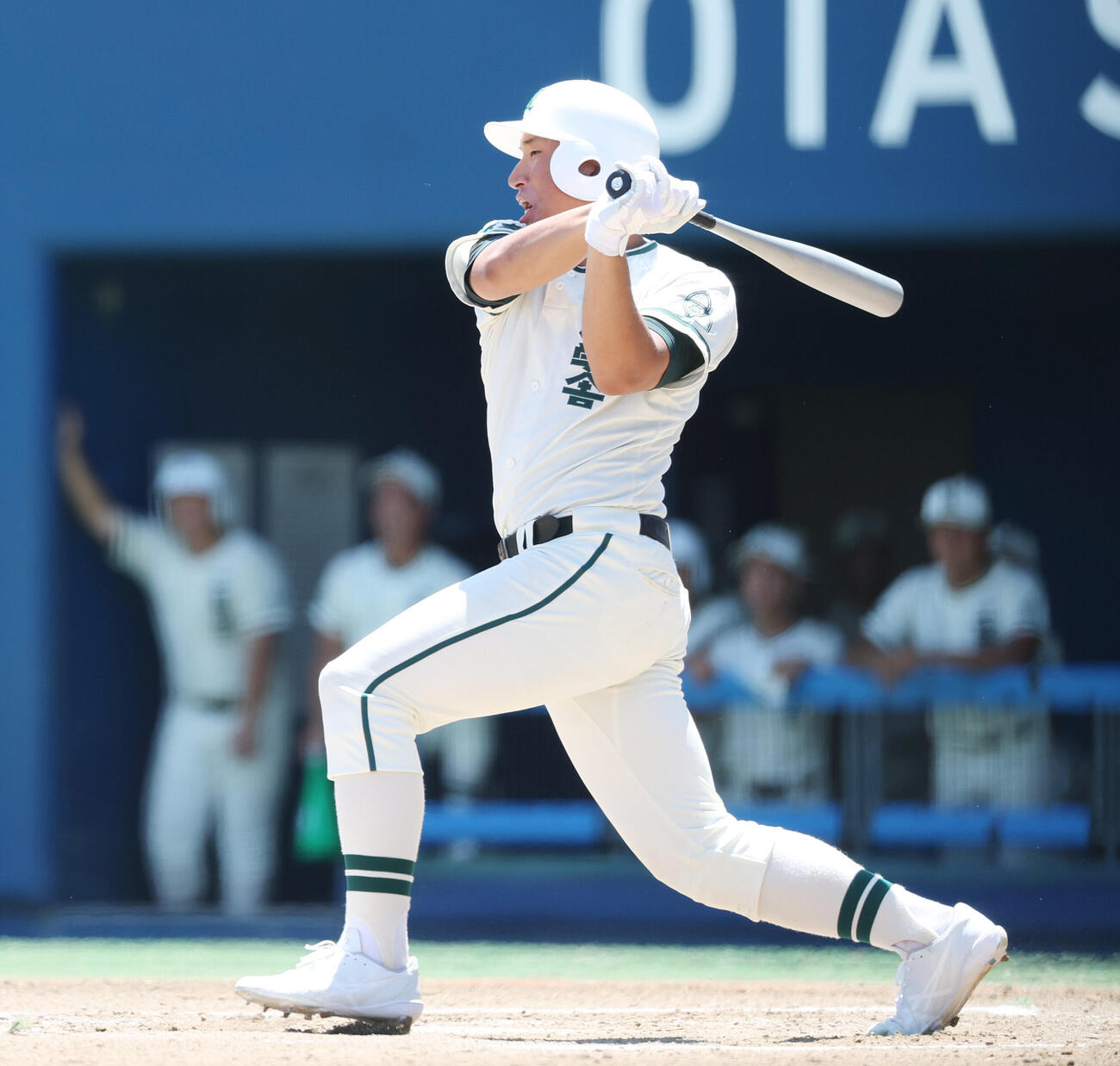 岩倉対二松学舎大付　1回裏二松学舎大付1死満塁、適時打を放つ福和田啓太（撮影・宮地輝）