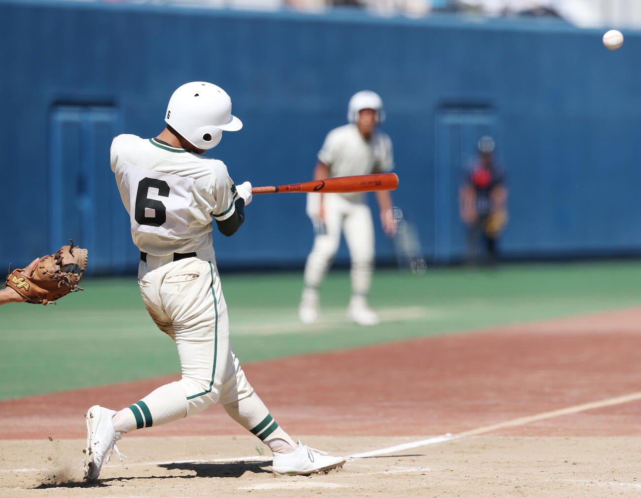 岩倉対二松学舎大付　8回裏二松学舎大付1死満塁、適時打を放つ岡野大陽（撮影・宮地輝）