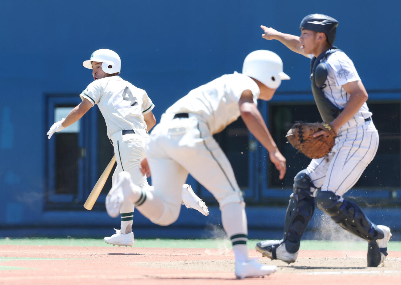 岩倉対二松学舎大付　1回裏二松学舎大付1死三塁、スクイズを決める根本千太郎（撮影・宮地輝）