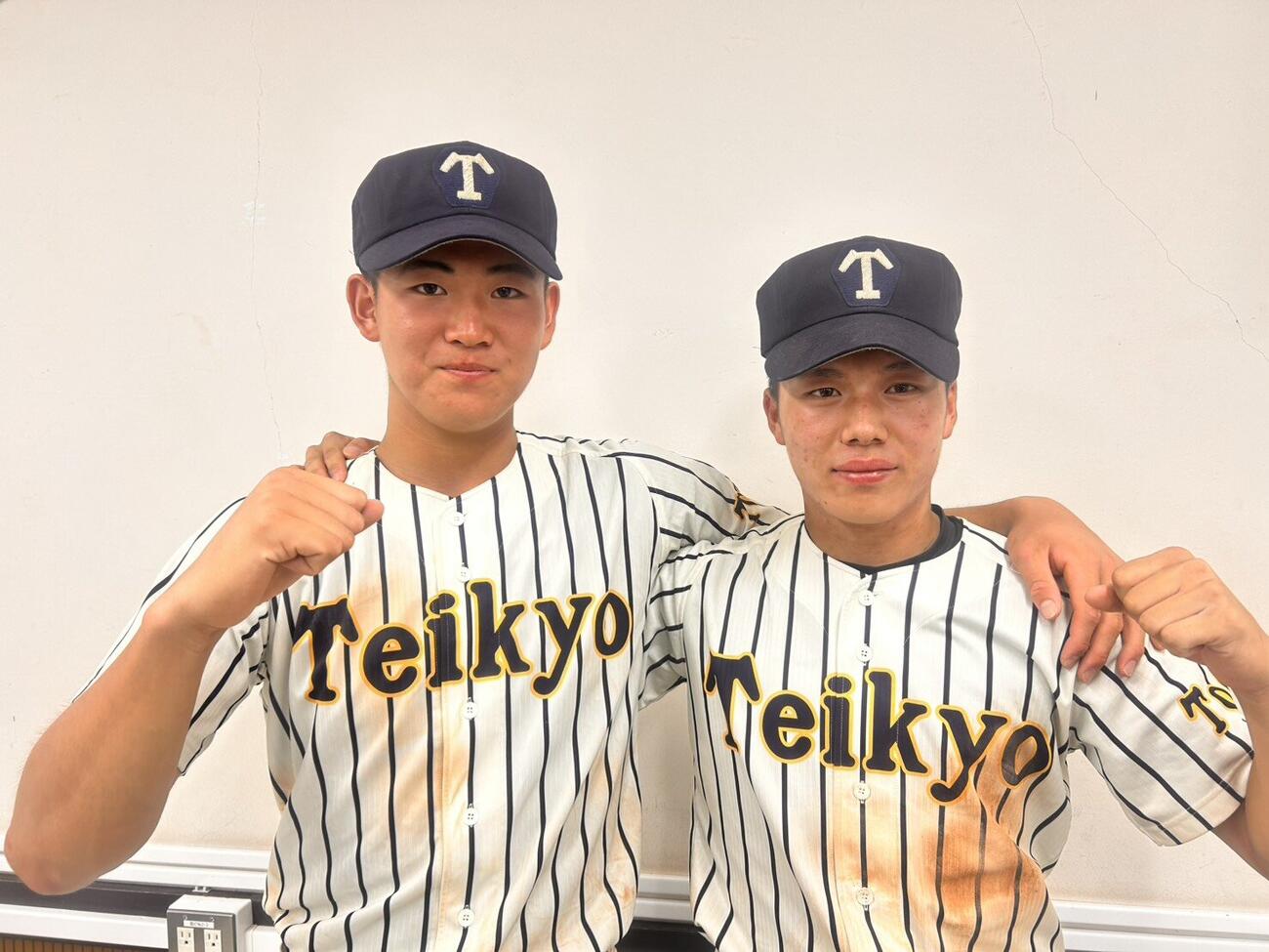 肩を組む帝京・目代（左）と島末（撮影・平山連）